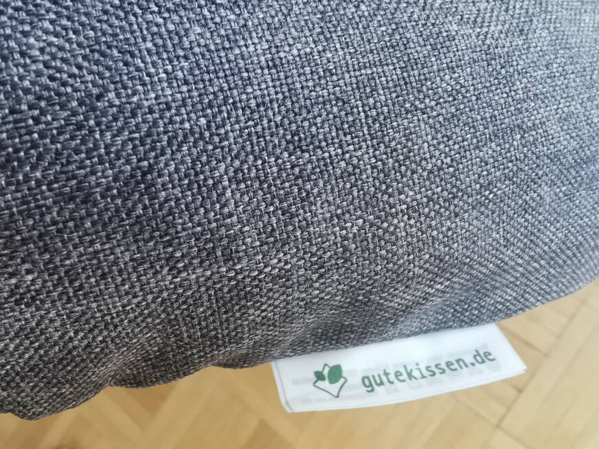 Loungekissen auch als Rückenkissen für das Sofa geeignet